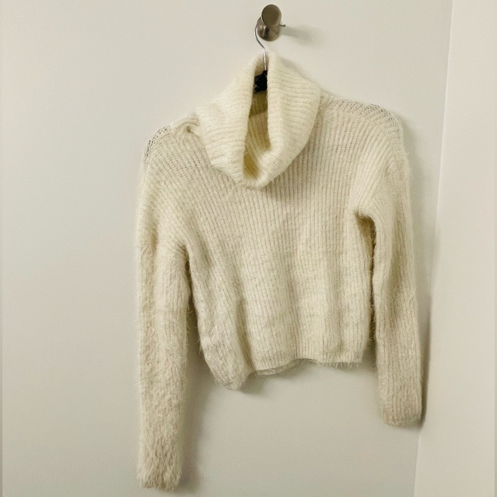 Soft - warm - creme - classy - turtleneck - sweater - XS